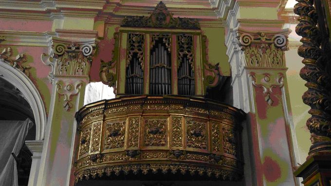 L'organo settecentesco, in cornu evangelii, della Parrocchia Maria SS.ma del Carmine in Conversano